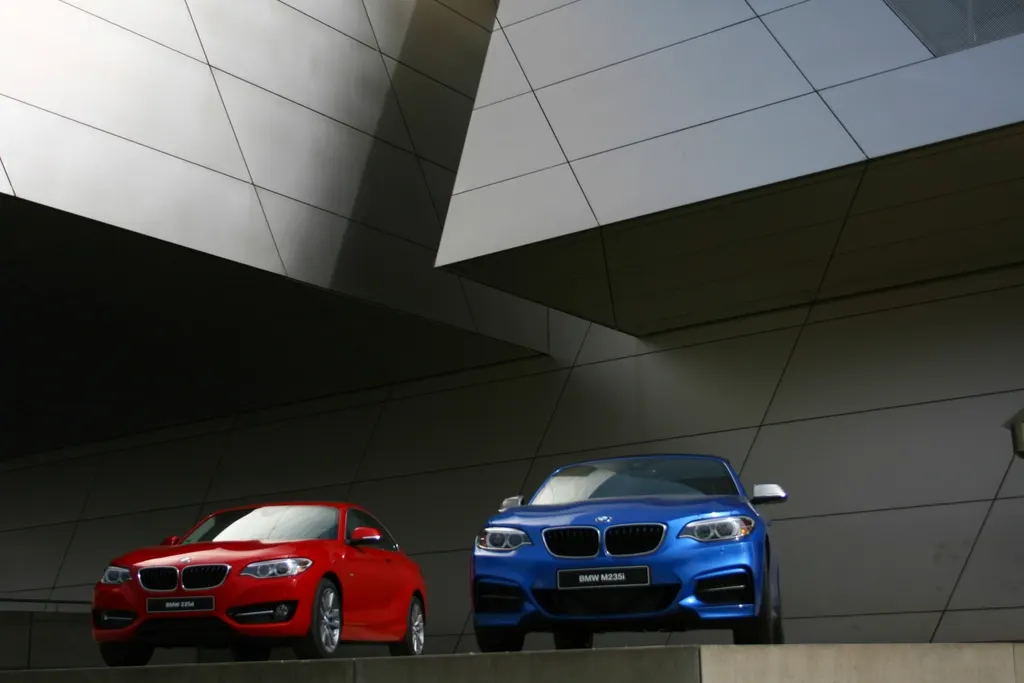 Twee auto's in een showroom